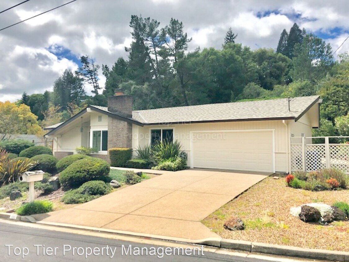 Primary Photo - 4 br, 2 bath House - 100 Hardie Drive