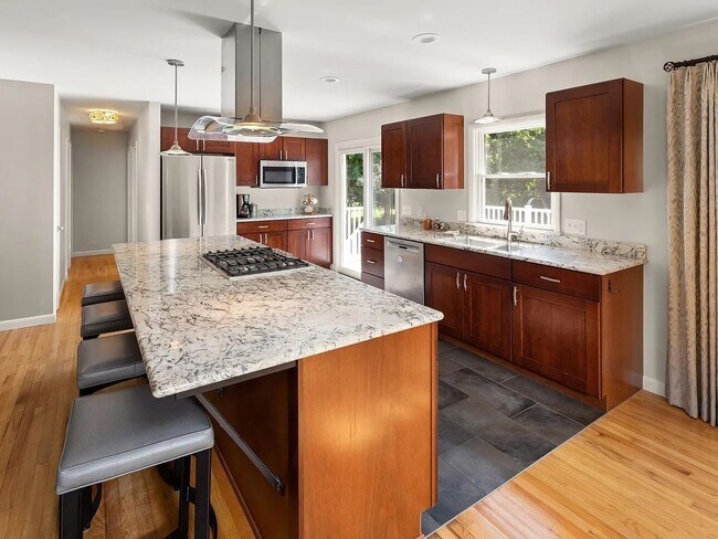 Foto del edificio - Modern Comfort on East Terrace — Perfect for Families or Professionals