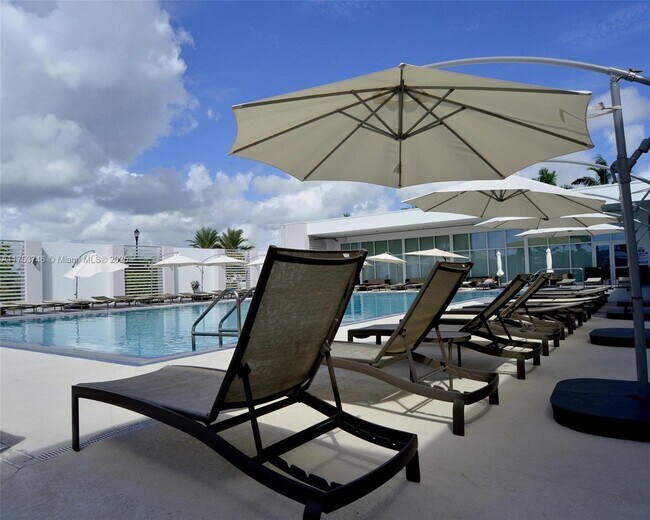 Foto del edificio - 15051 Royal Oaks Ln