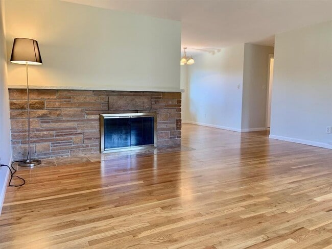 Foto del edificio - 3 bedroom in Bellevue WA 98006