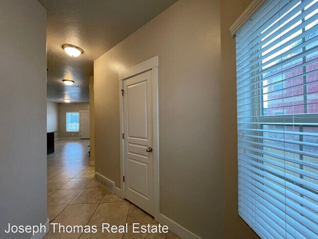 Building Photo - 4 br, 3.5 bath House - 132 E Carbonell Way