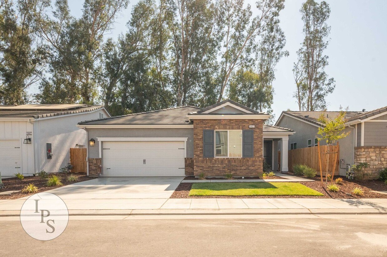 Foto principal - Newer East Clovis Home, 4BR/2BA, with Sola...
