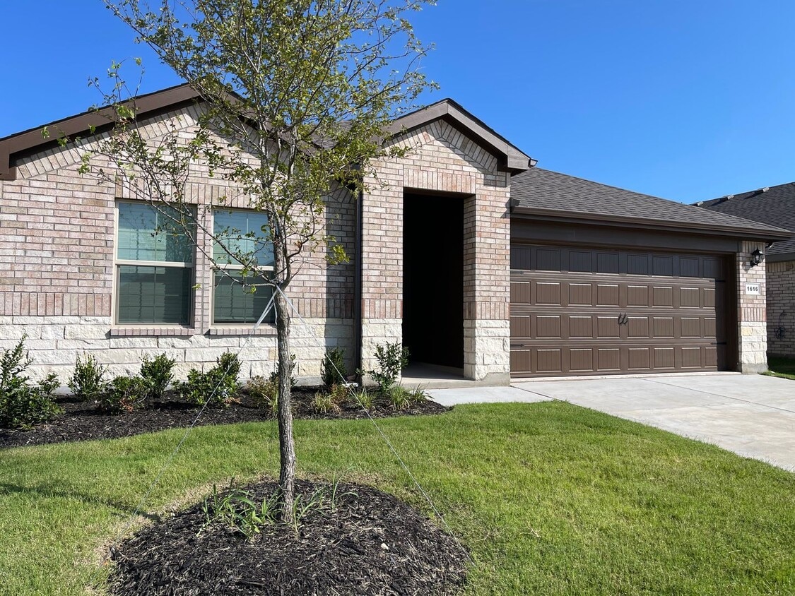 Foto principal - AVAILABLE NOW 4 BEDROOM 2 BATH NEW CONSTRU...