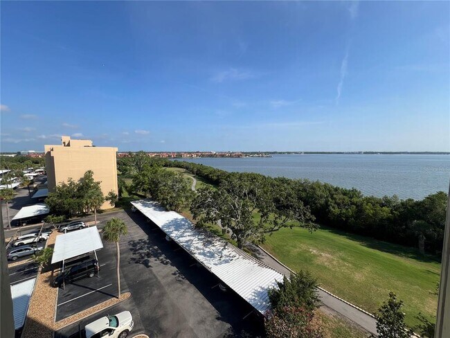 Foto del edificio - 2616 Cove Cay Dr