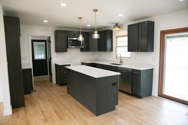 Building Photo - 200 Sewanee Cir
