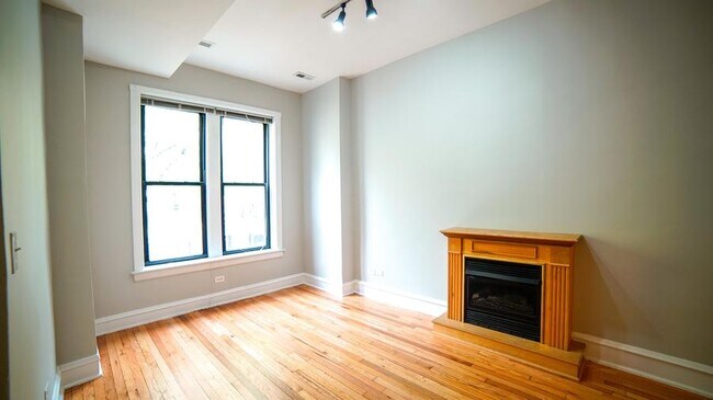 Building Photo - 1513 W Addison St