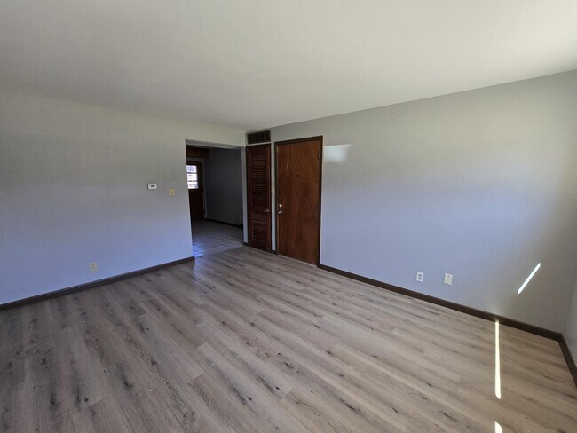 Foto del edificio - 804 W Mullan Ave