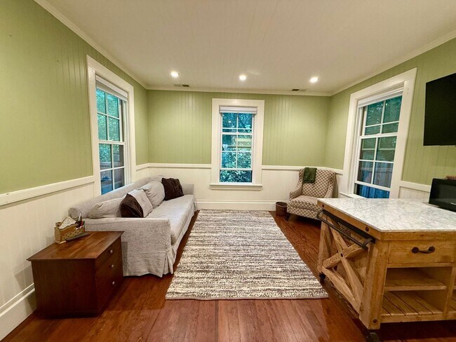 Foto del edificio - PEACEFUL MADRONE CANYON ONE BEDROOM COTTAGE NEAR DOWNTOWN LARKSPUR