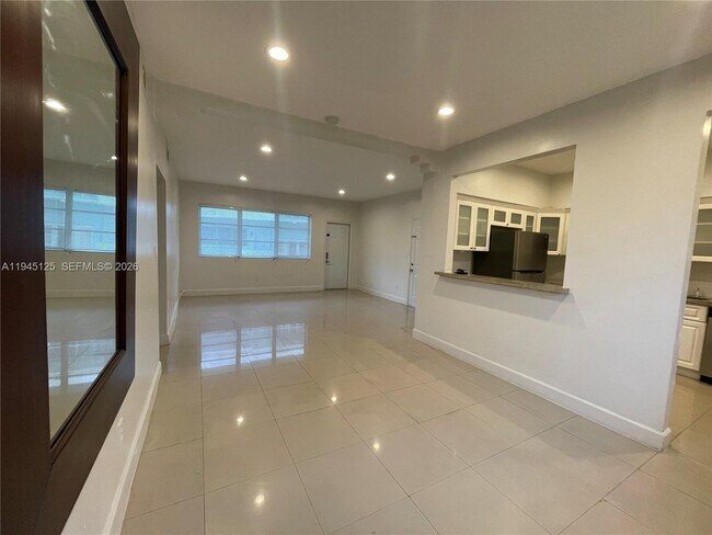 Building Photo - 250 S Shore Dr