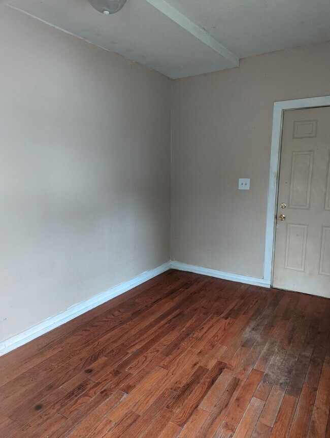Building Photo - COZY Room for Rent nestled in Downtown Suf...