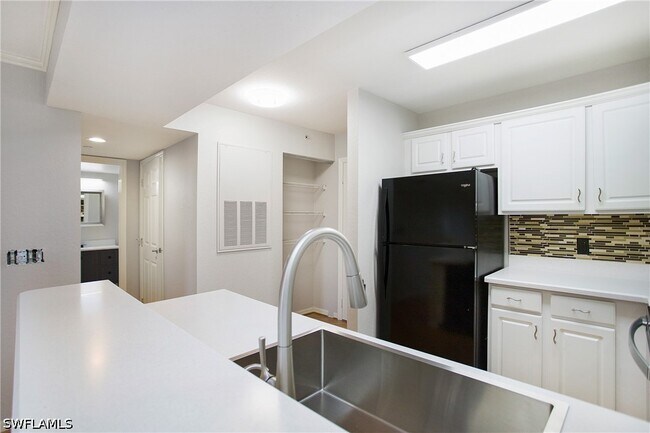 Foto del edificio - 8271 Key Royal Cir