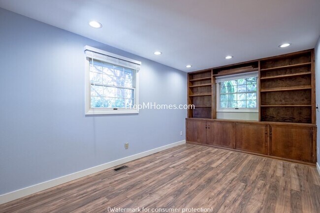 Foto del edificio - 15775 NW Oakhills Dr