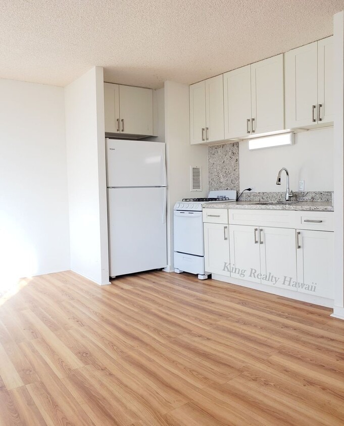 Primary Photo - VERY CLEAN Studio / 1 bath w/full kitchen/...