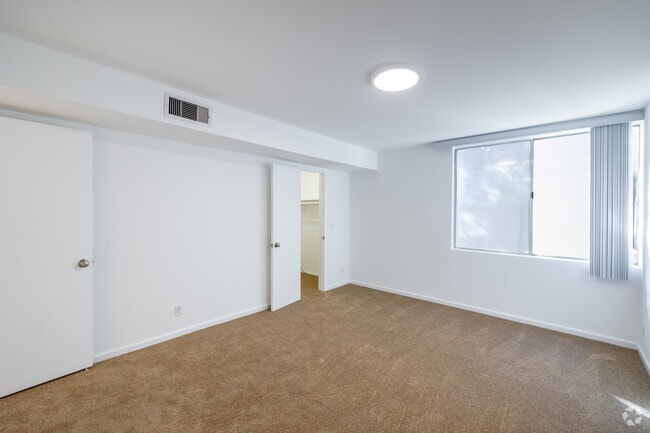 1BR, 1BA - 815SF - Bedroom - Woodland House Apartments