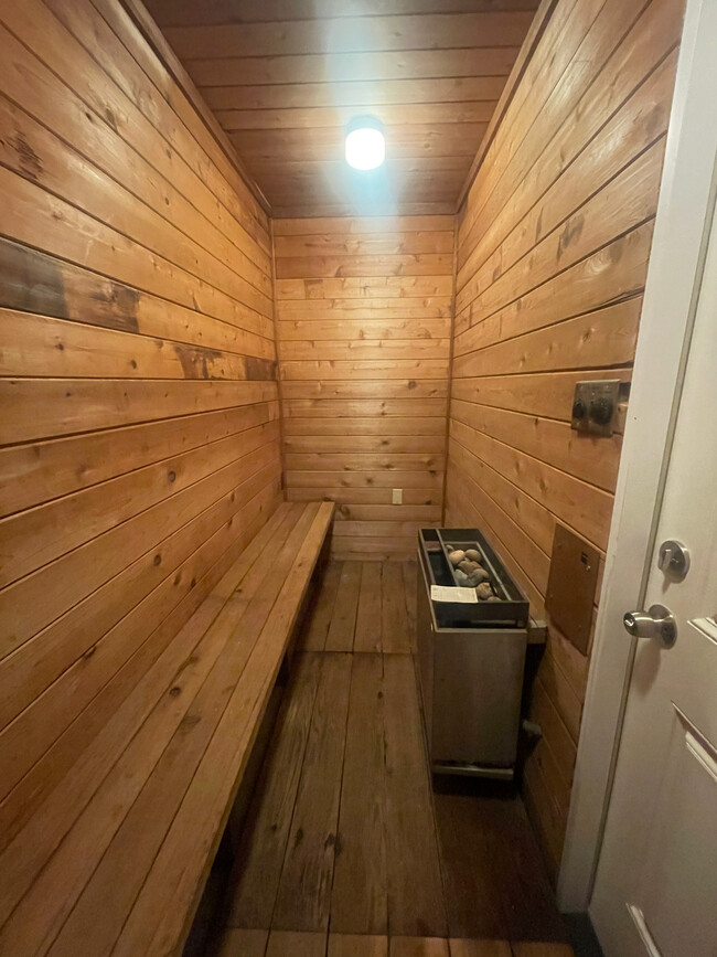 Sauna - 1505 W Congress St