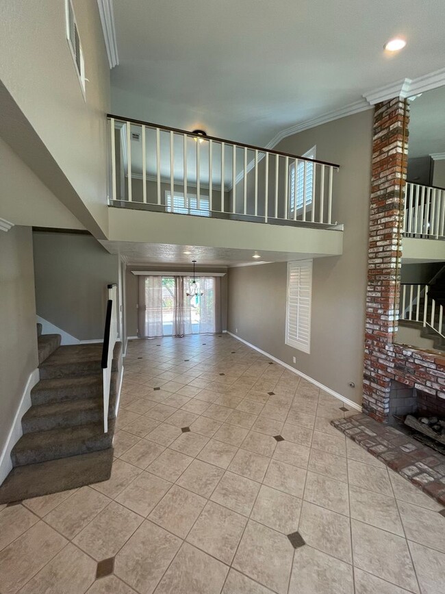 Foto del edificio - 3 Bed 3 Bath + Loft Anaheim Hills