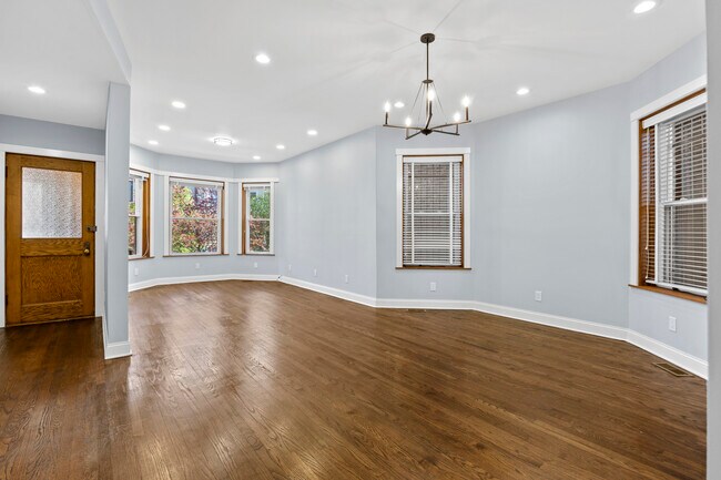 Foto del edificio - 915 W Newport Ave