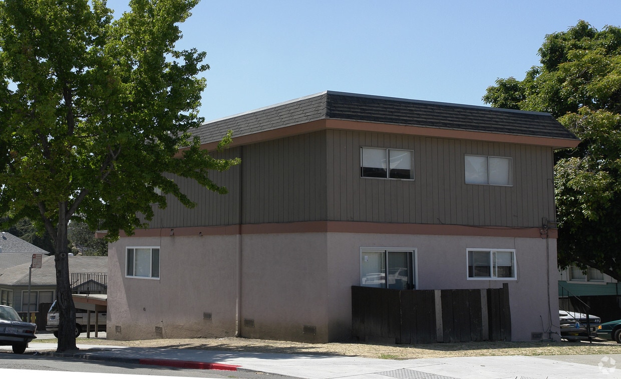 Building Photo - 1305 E 25th St