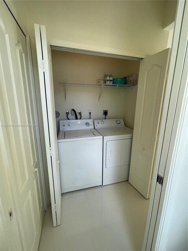 Foto del edificio - 7317 NW 174th Terrace