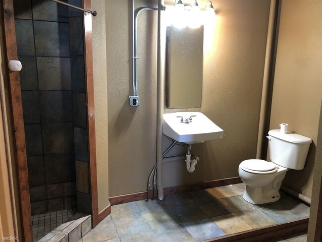 Foto del edificio - 1 br, 1 bath  - 110 E Tyler St 202