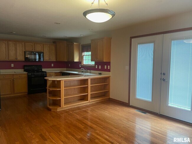 Building Photo - 2442 Glencoe Dr