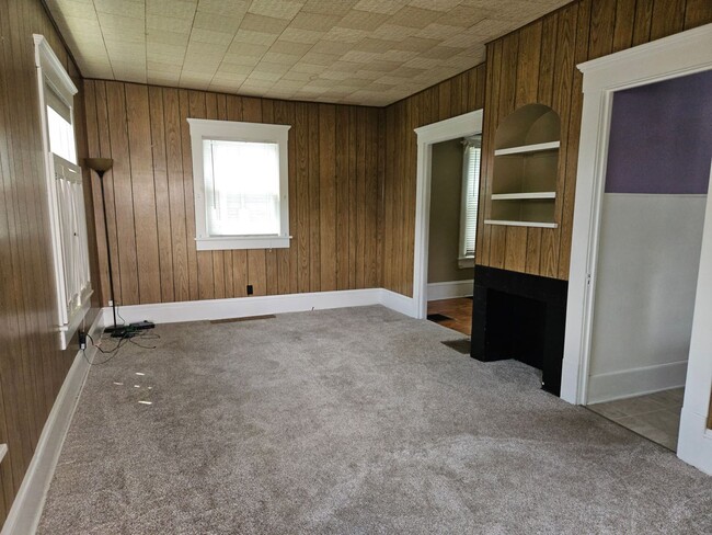 Building Photo - 2 bedroom 1.5 bath single family home
