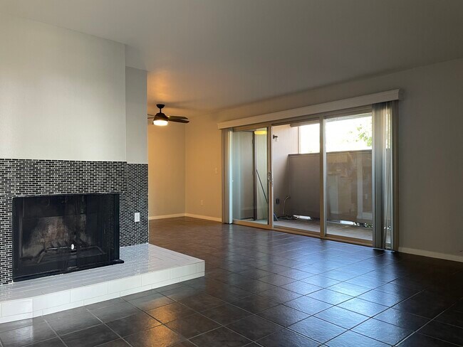 Foto del edificio - 6510 College Grove Dr