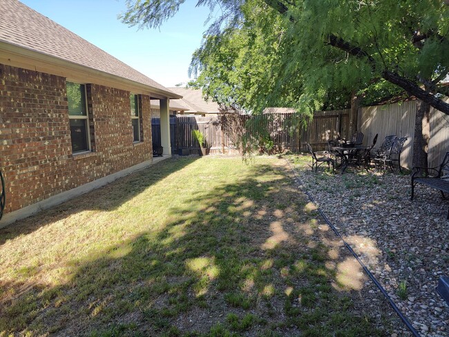 Building Photo - 528 S Brook Dr