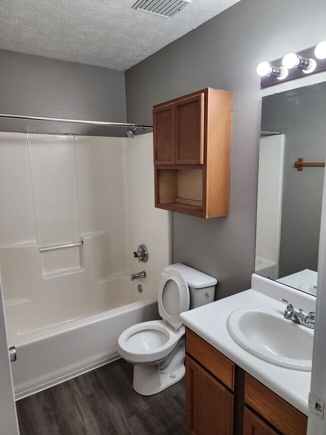 Building Photo - 2 bedroom 1 bath apartment