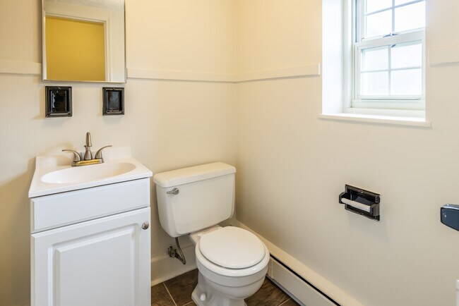 Baño - Elmwood Manor Apartments and Townhouses