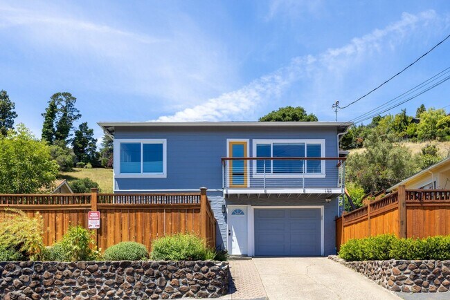 Foto del edificio - Beautiful Duplex In Highly Desirable San Rafael!