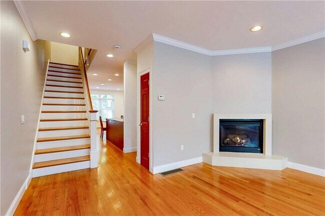 Building Photo - 270 Waterman St