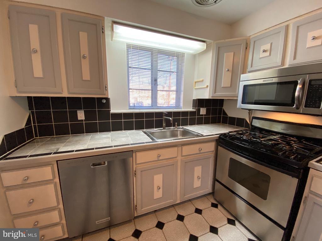 Foto principal - 5325 Pooks Hill Rd