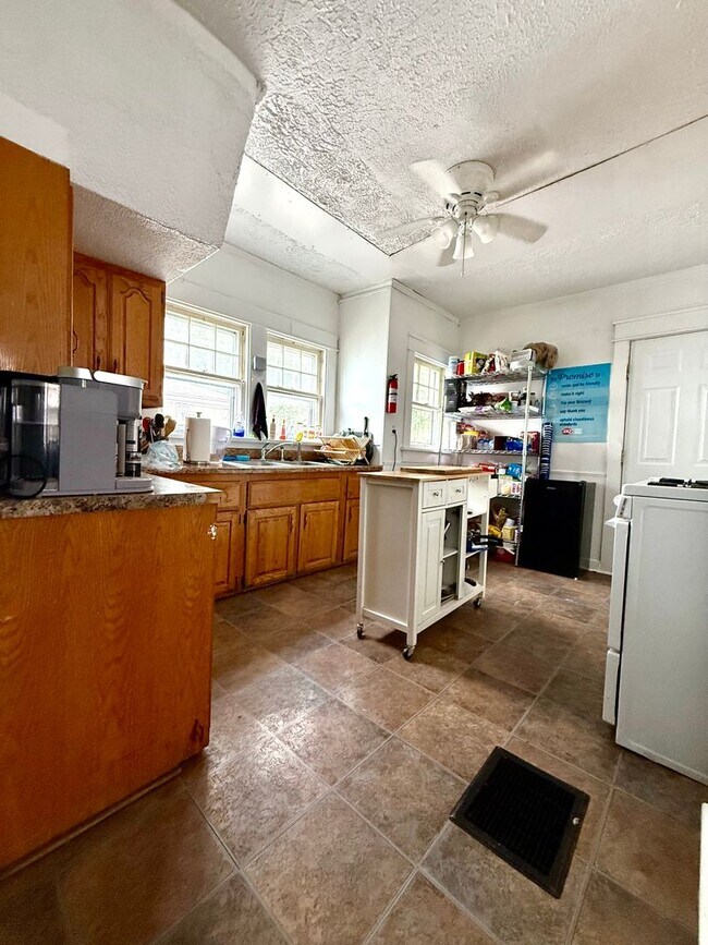 Foto del edificio - Price Reduction Available August 2026;  Monthly rent $2,000