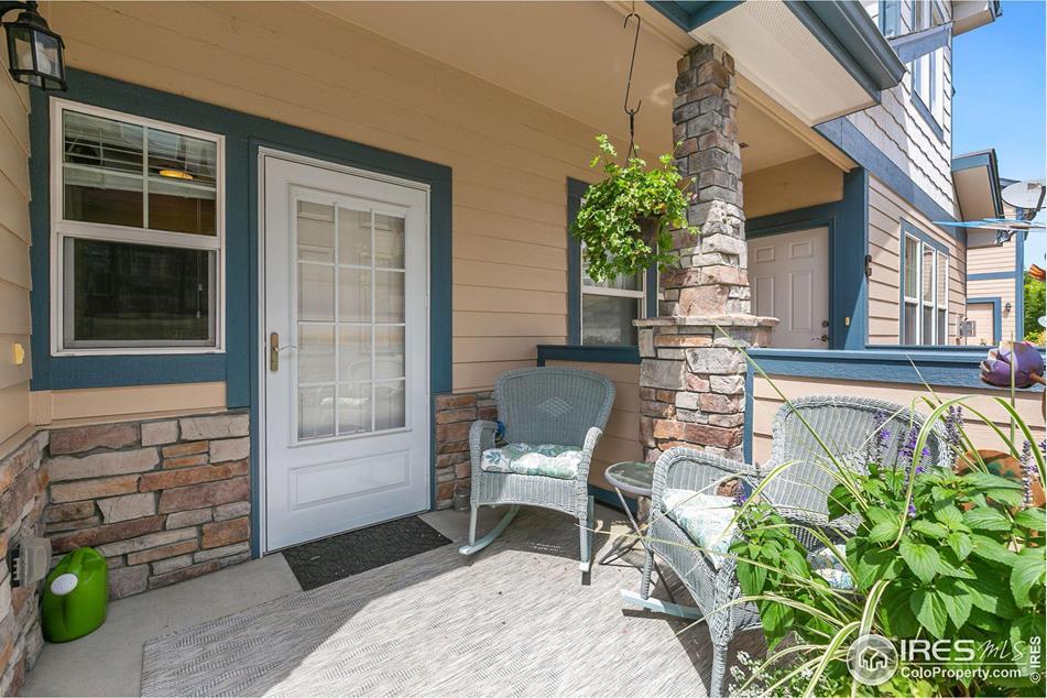 Inviting covered front porch - 2550 Parkfront Dr