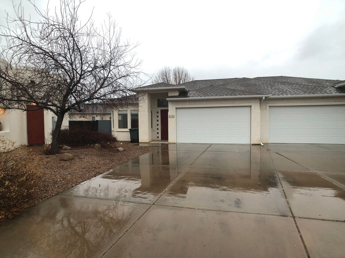 Primary Photo - North Grand Junction: 2 bed 2 bath 2 car g...