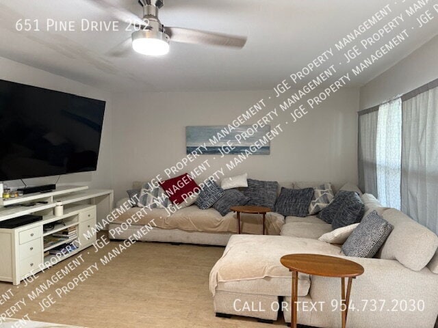 Foto del edificio - 651 Pine Dr
