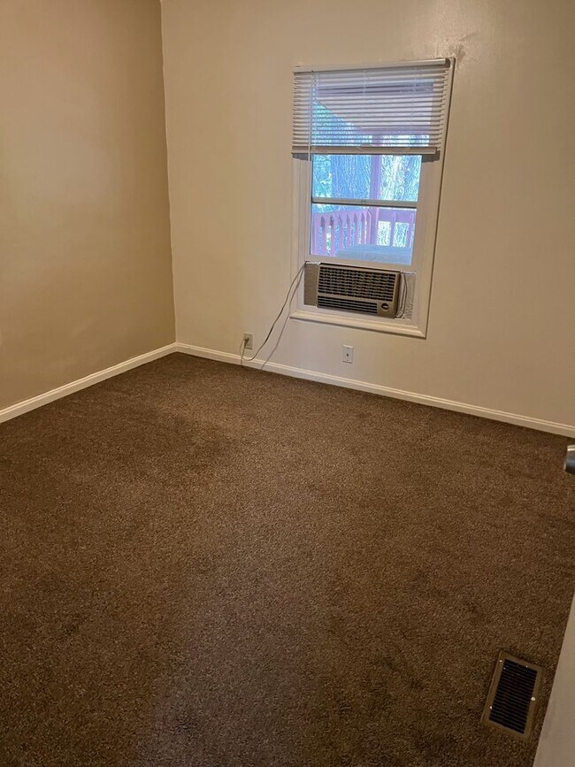 Building Photo - Swan Street Triplex