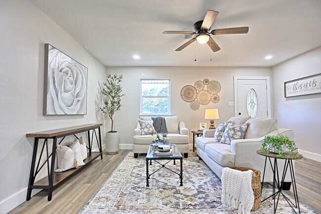 Foto del edificio - 704 Natchez River Cir