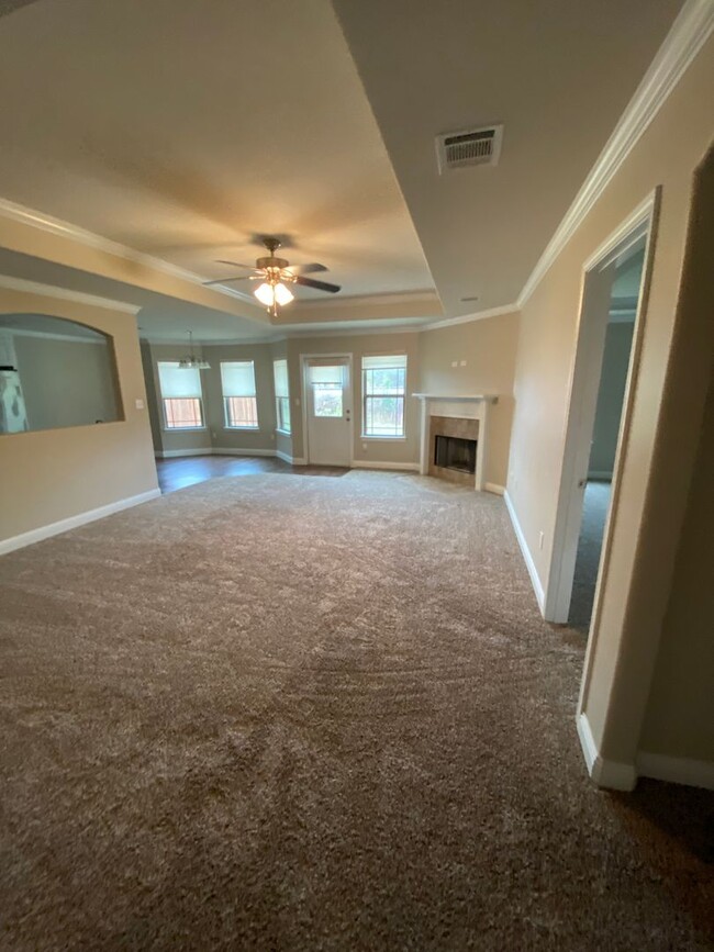 Building Photo - Haughton Home!