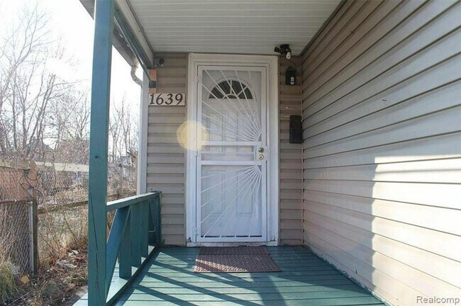 Building Photo - 1639 Lansing St