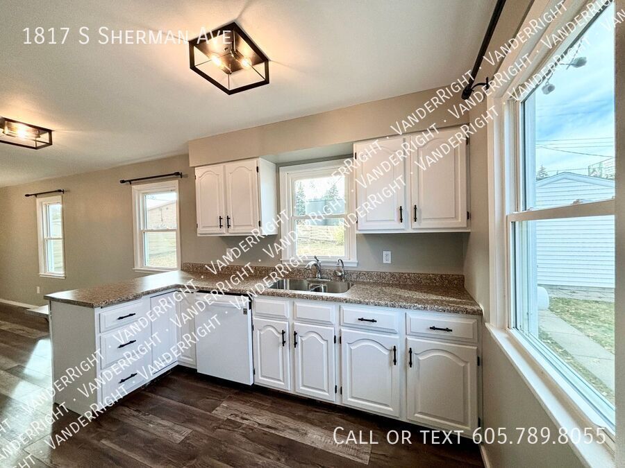 Primary Photo - Charming Updated 2 Bedroom House!