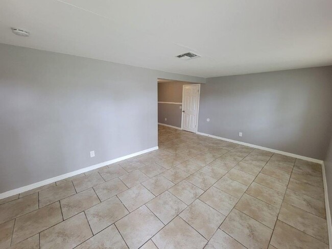 Building Photo - BEAUTIFUL 3/2/1 1020 Sq Ft, UPDATED kitchen & bath, ALL tile floors, LARGE fenced in yard!!
