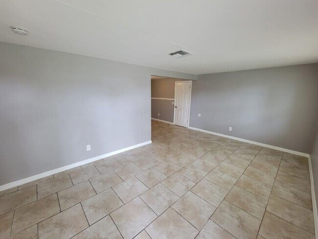 Foto del edificio - BEAUTIFUL 3/2/1 1020 Sq Ft, UPDATED kitchen & bath, ALL tile floors, LARGE fenced in yard!!