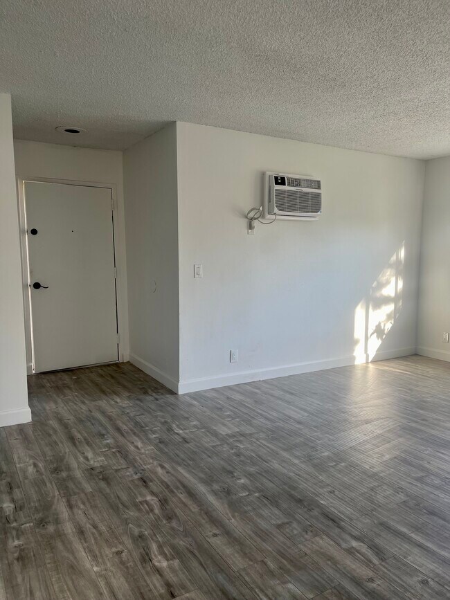 Foto del edificio - 21601 Strathern St
