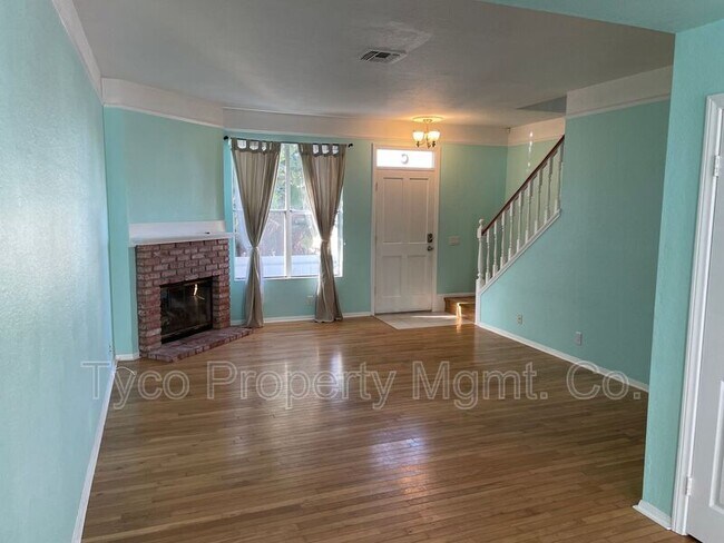 Building Photo - 211 Dahlia Ave