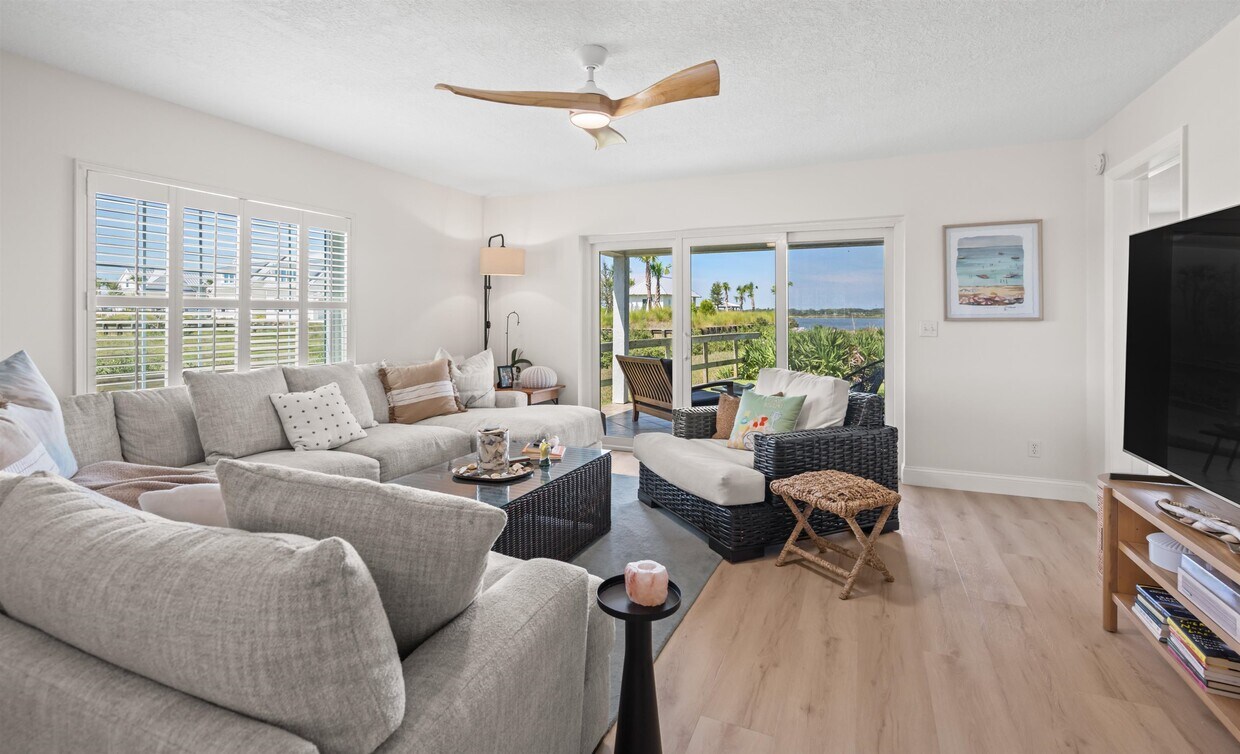 Foto principal - 332 Village Dr