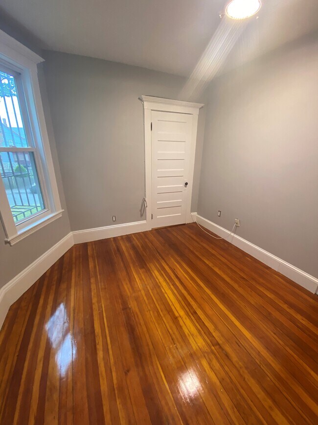 Building Photo - 40 Raddin Grove Ave
