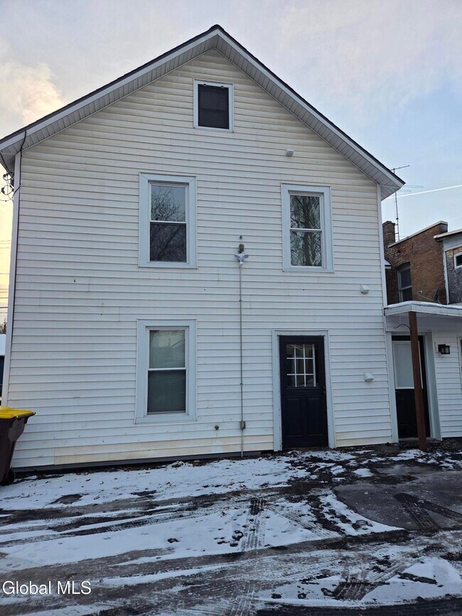 Foto del edificio - 669 Pawling Ave