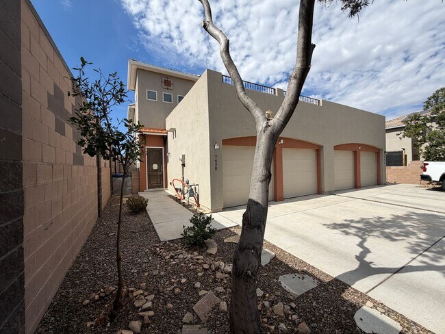 Foto del edificio - 7420 Tangerine Ct NE